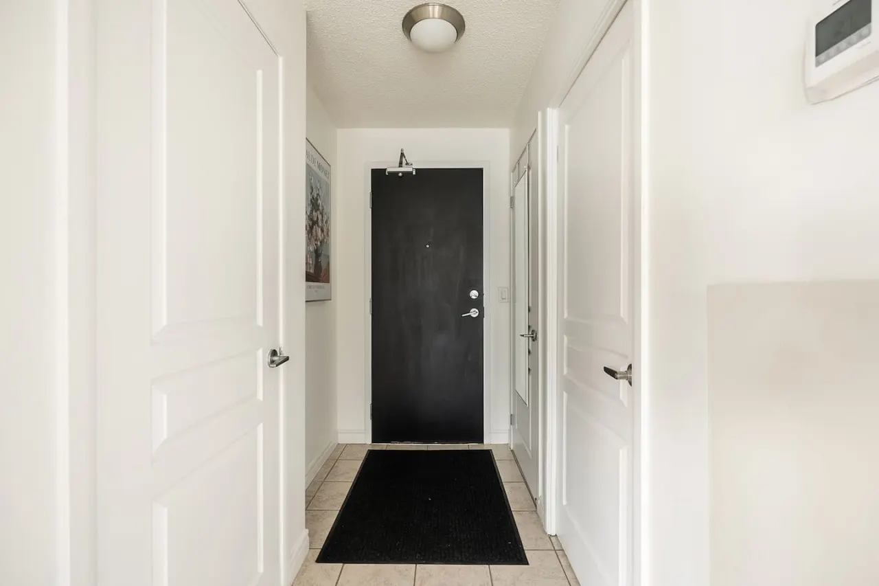 Stylish 1BR Central Condo Parking Sleeps 4 17