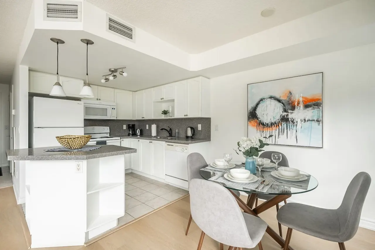 Stylish 1BR Central Condo Parking Sleeps 4 4