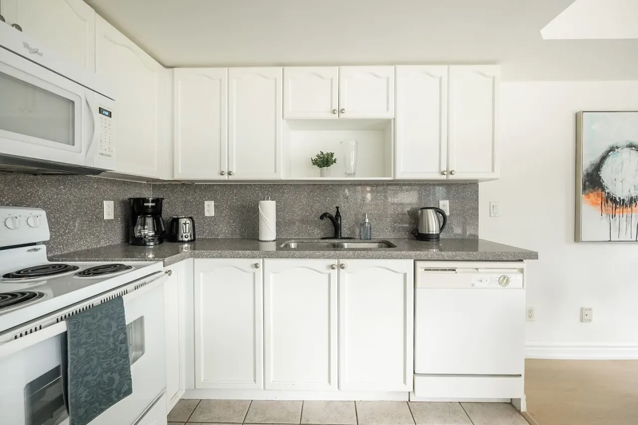 Stylish 1BR Central Condo Parking Sleeps 4 5