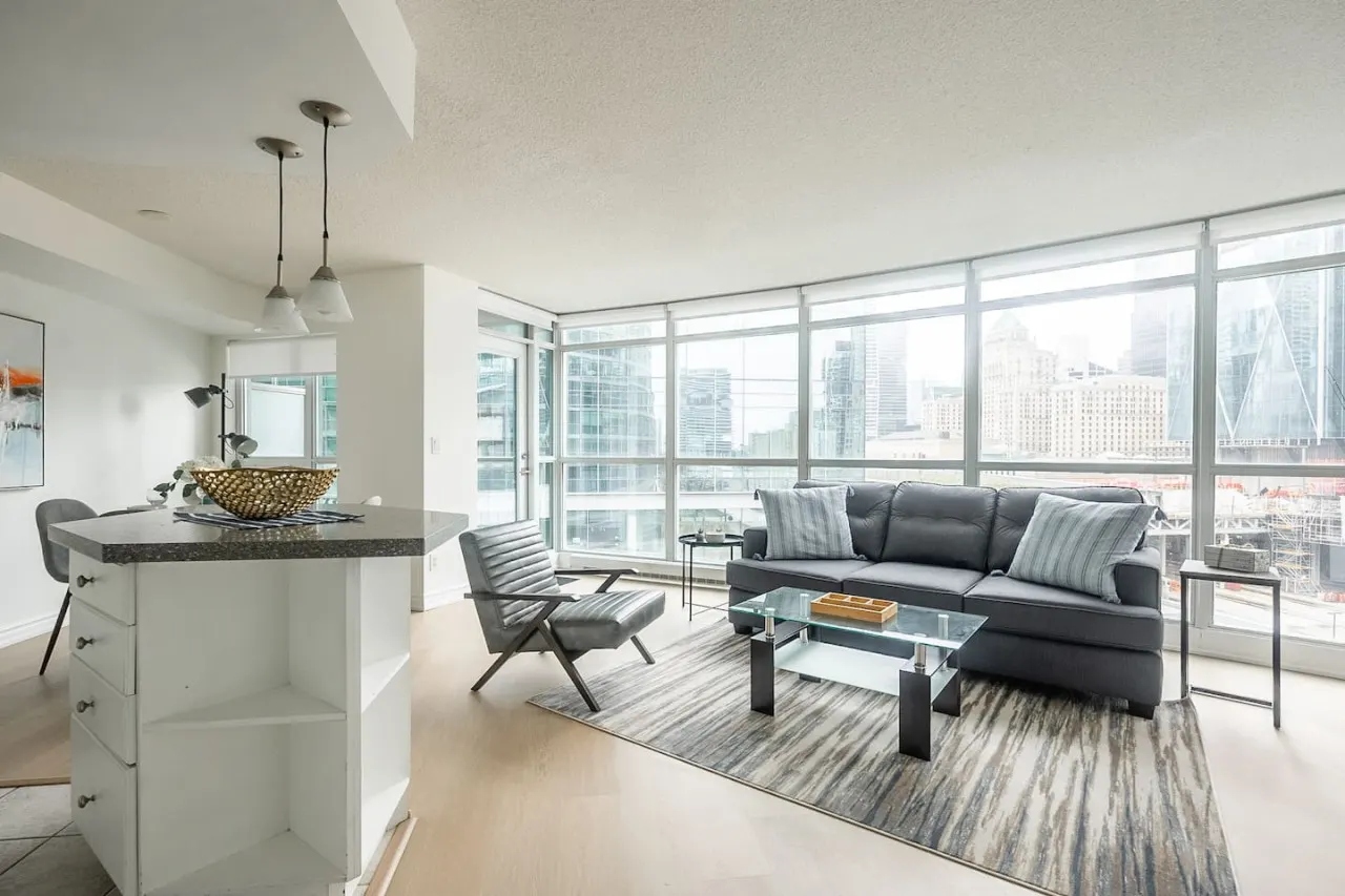 Stylish 1BR Central Condo Parking Sleeps 4 6