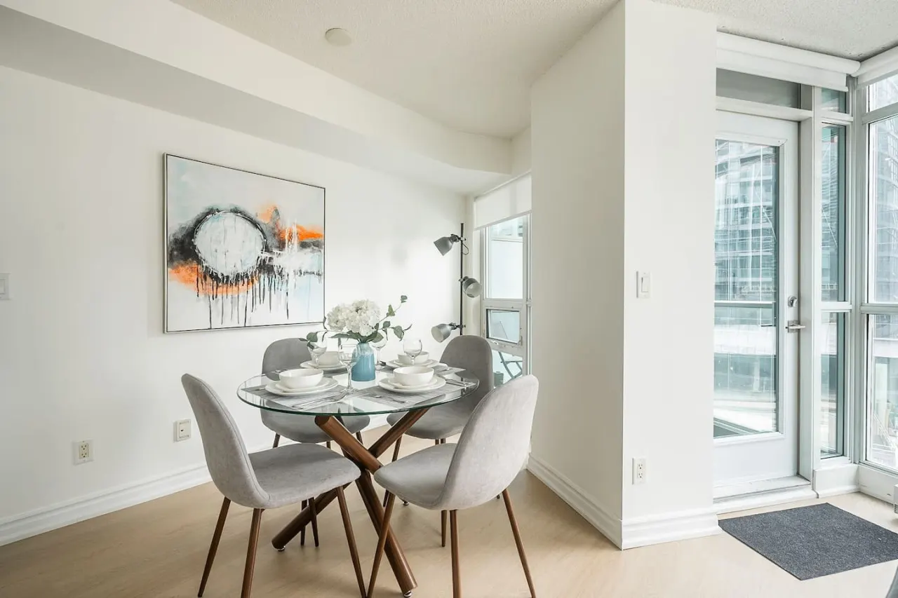 Stylish 1BR Central Condo Parking Sleeps 4 7