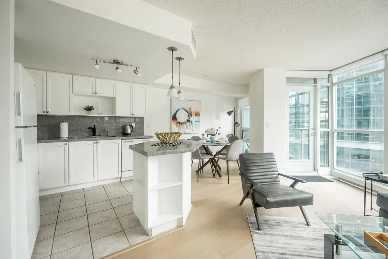 Stylish 1BR Central Condo Parking Sleeps 4 8