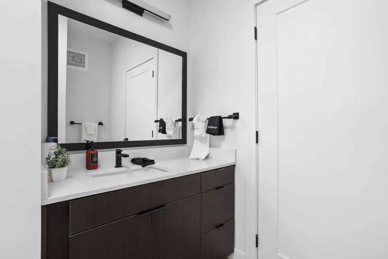 MASS AVE Townhouse: Game Room+Pool+Parking+Gym 15