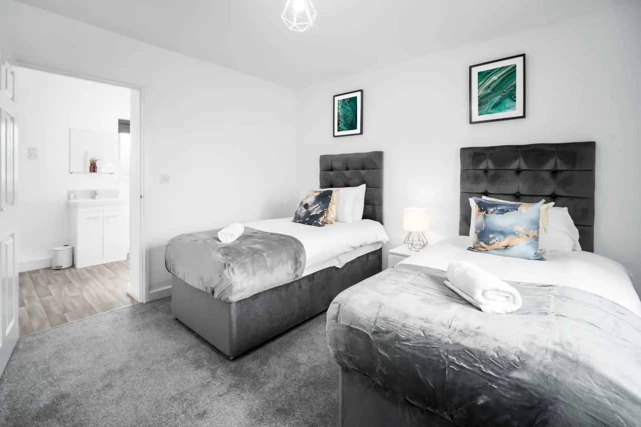 Stylish 2 Bed Apartment - Parking - Smart TV - WIFI 16