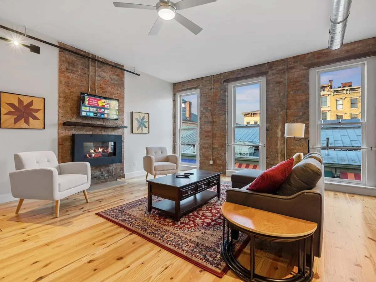 Luxury 4-Bedroom Retreat in Over the Rhine 2