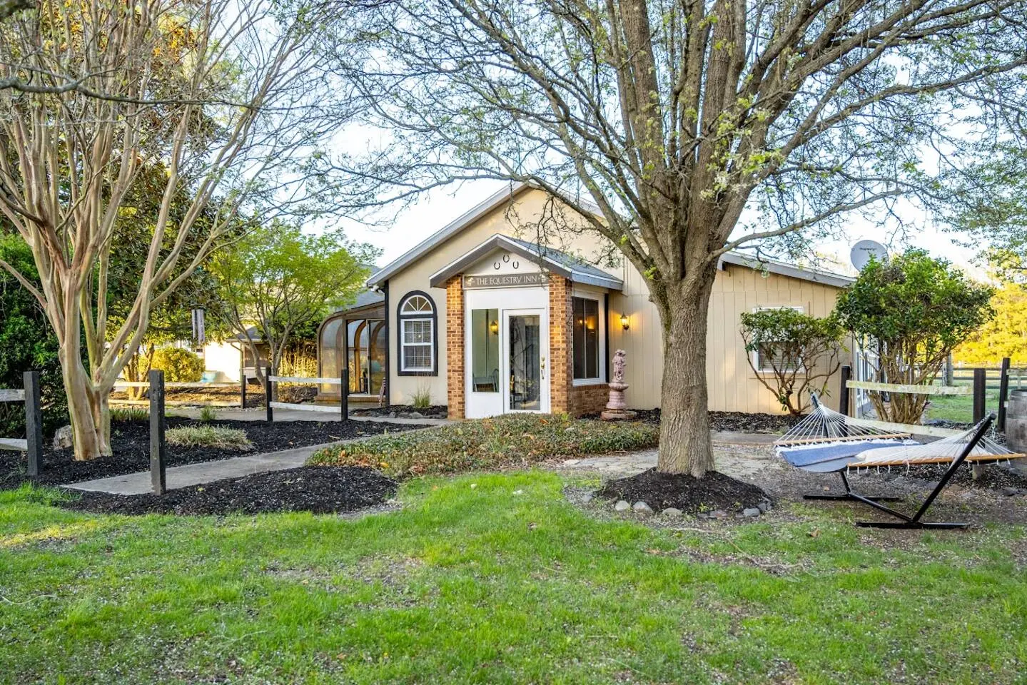 NEW! Cozy Cottage Mins to Beach! Hammock & Grill — photo 2