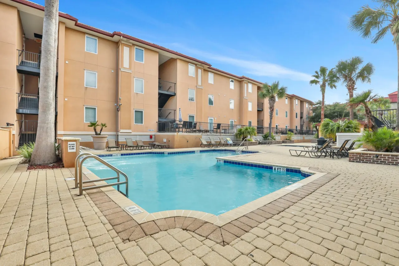 Brass Rails 108: 1/2 Block to Beach 2 Pools and Hot Tub