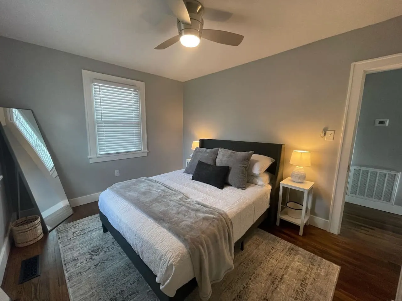 Cozy Haven In The City W/Deck <5 min to DT Knox — photo 3