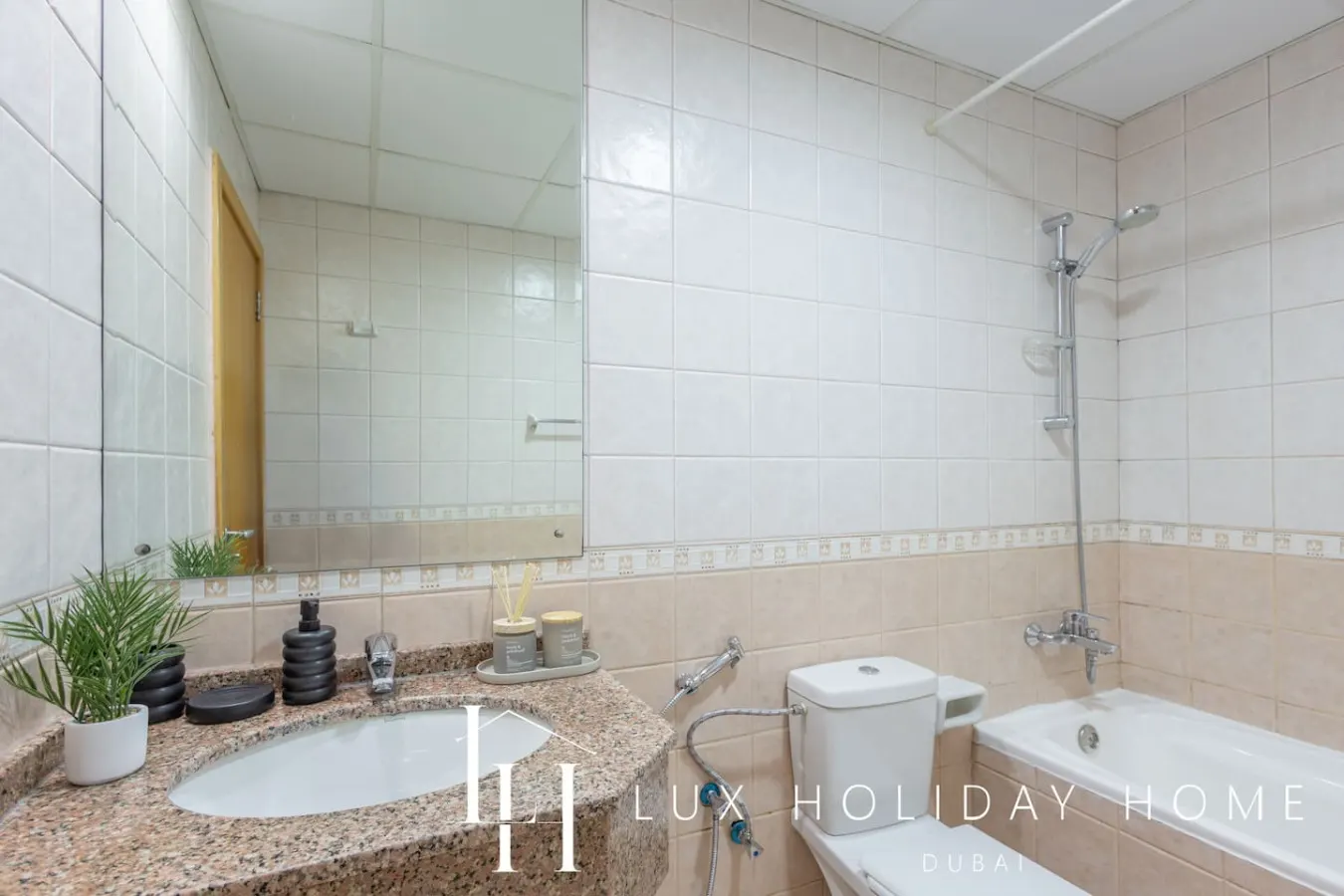 LUX The Armada Suite JLT 16
