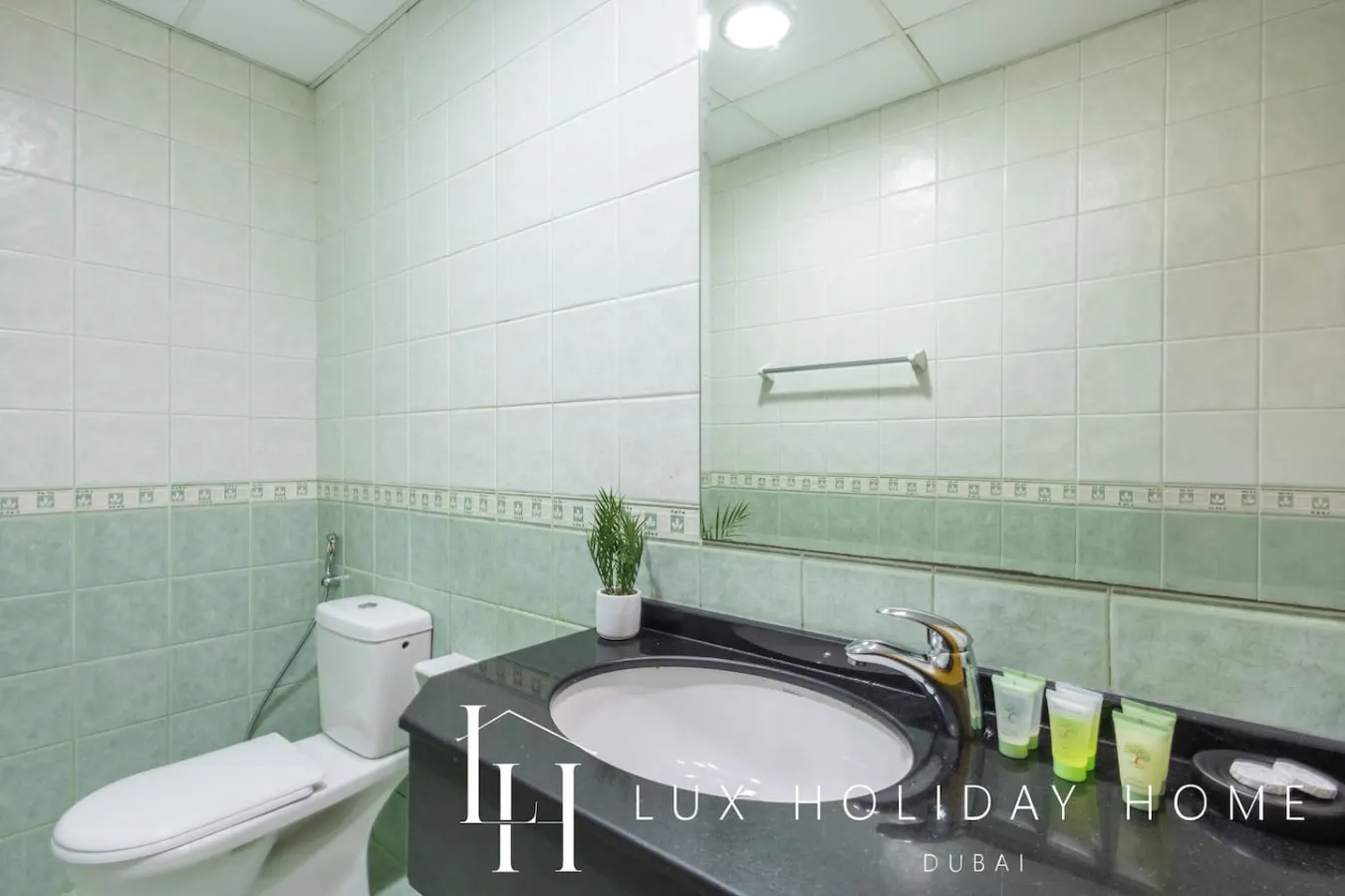 LUX The Armada Suite JLT 18