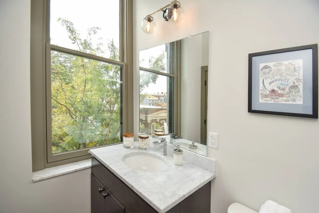 Gorgeous Condo in Heart of OTR, Free Parking! 17