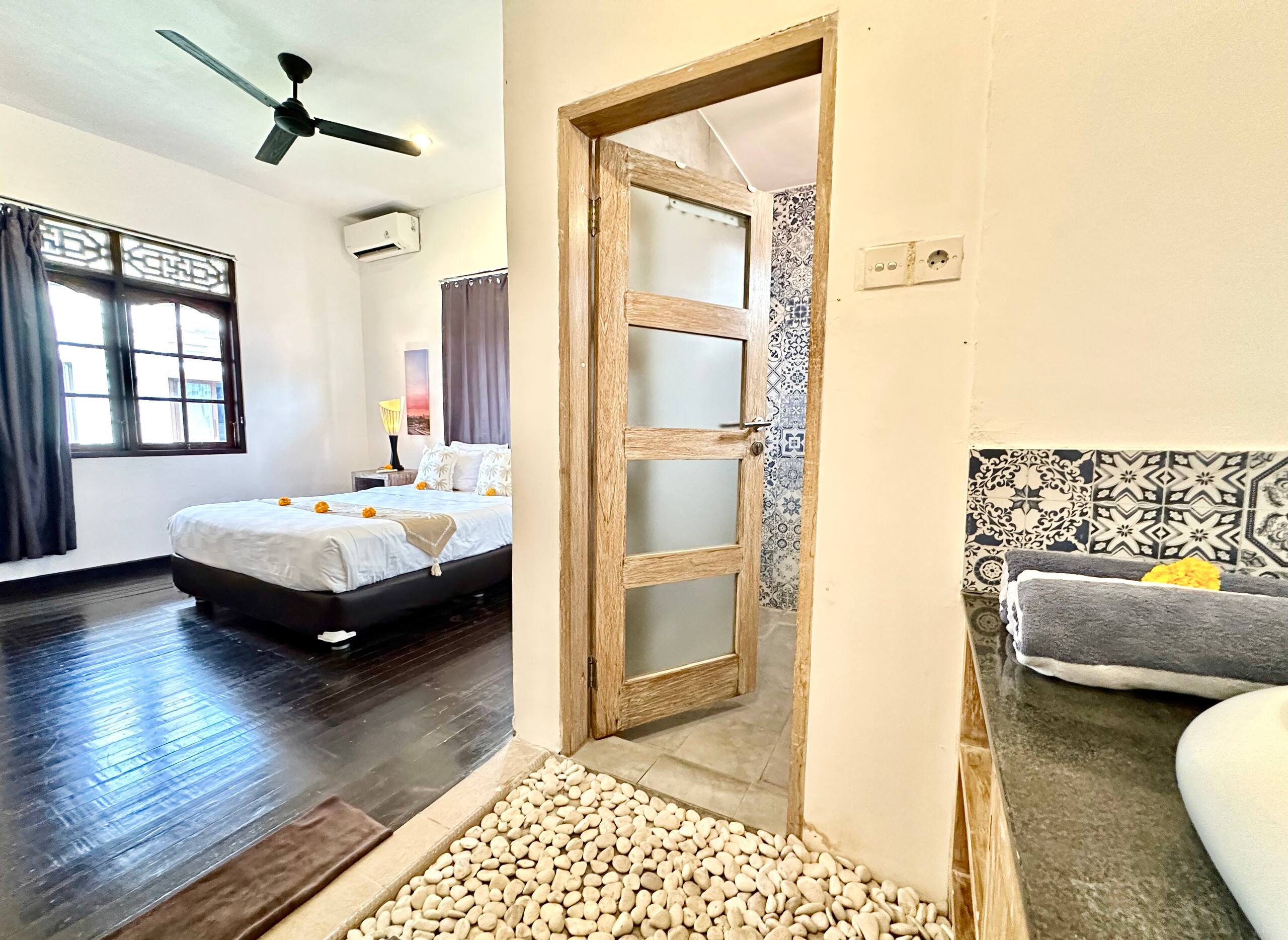 Family Villa in the middle of Legian walk to beach 35