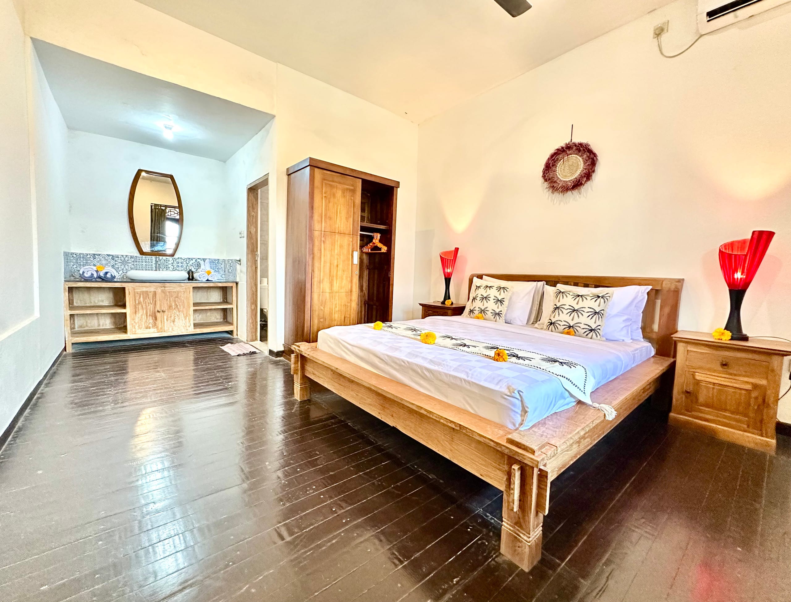 Family Villa in the middle of Legian walk to beach 28