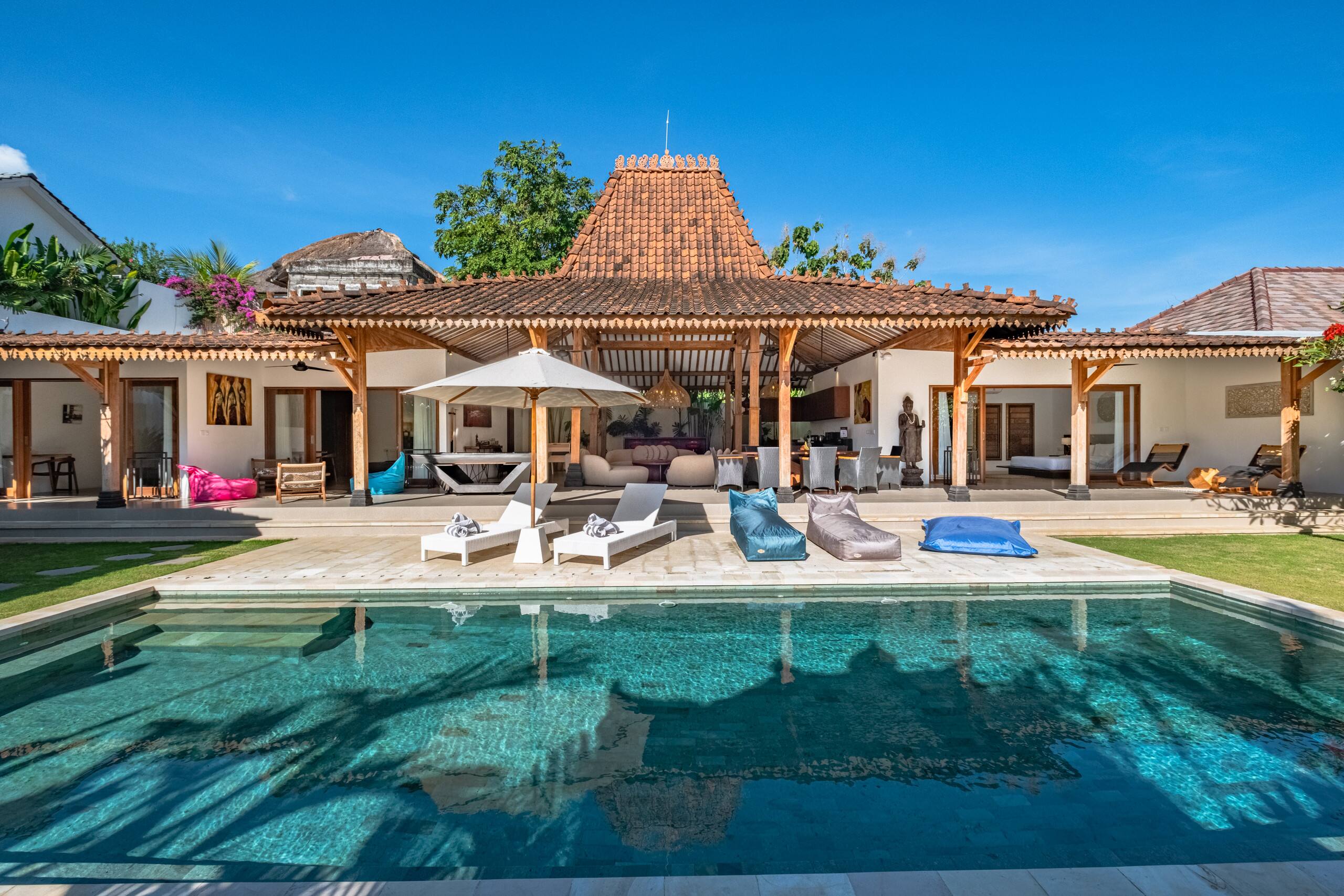 Brand new - Spacious 4bdrs villa - Balangan Beach