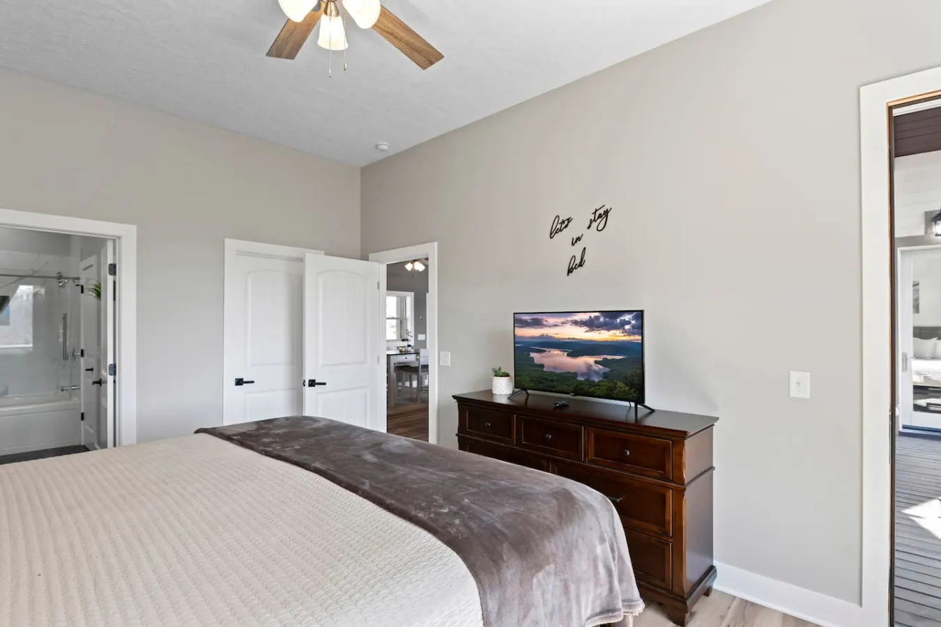 Mountain Escape Balcony with Grill & View 7