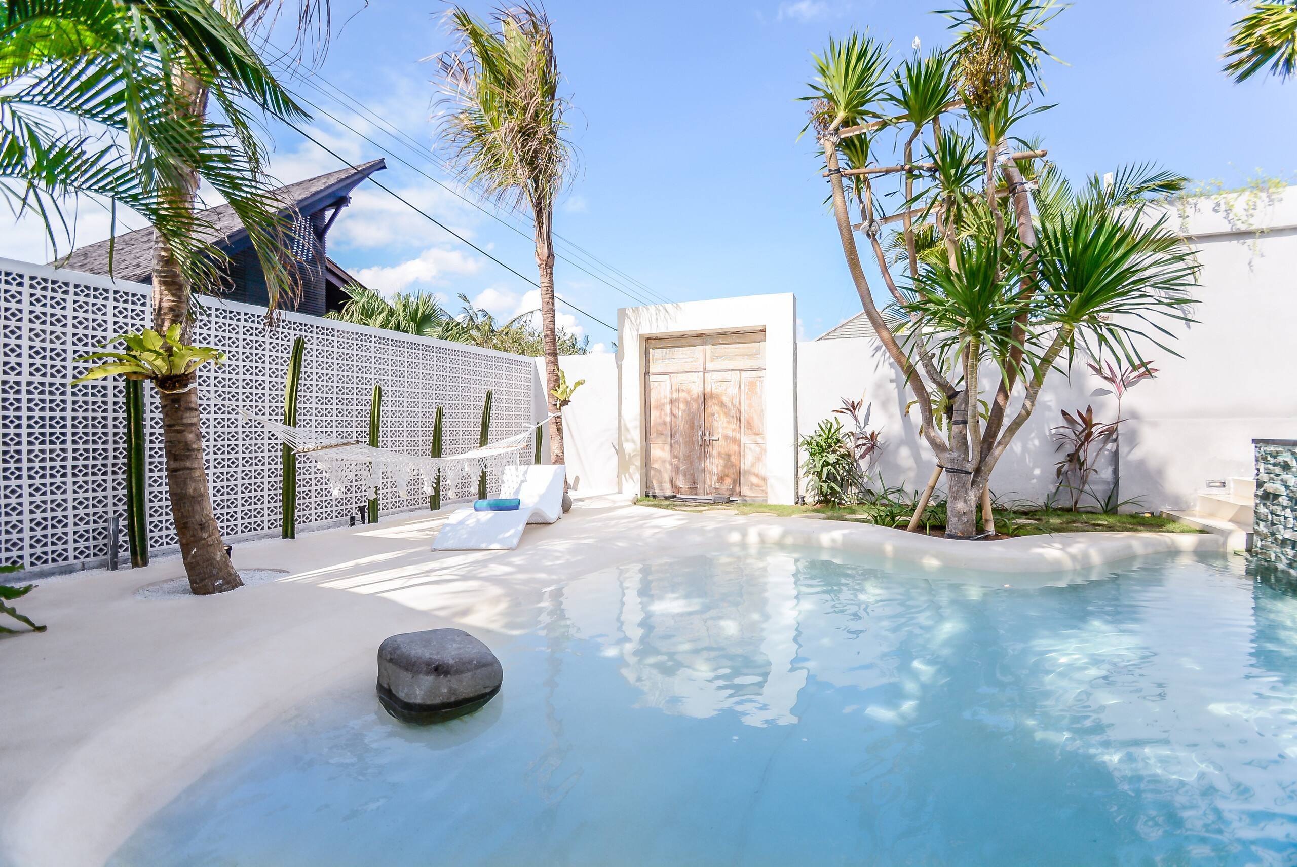 Mahi Mahi Suite 2: Romantic Joglo + Lagoon Pool — photo 2