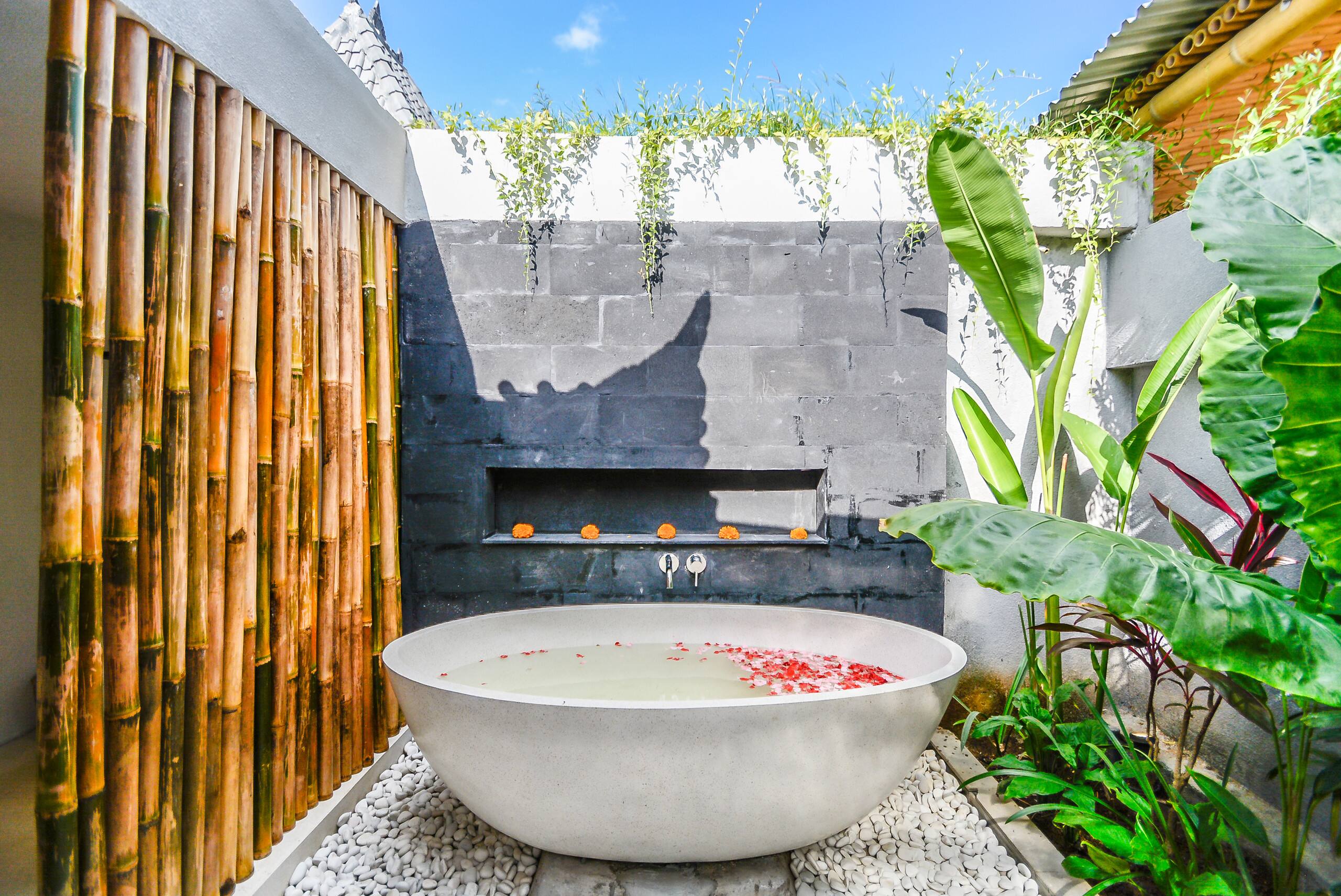 Mahi Mahi Suite 2: Romantic Joglo + Lagoon Pool — photo 4