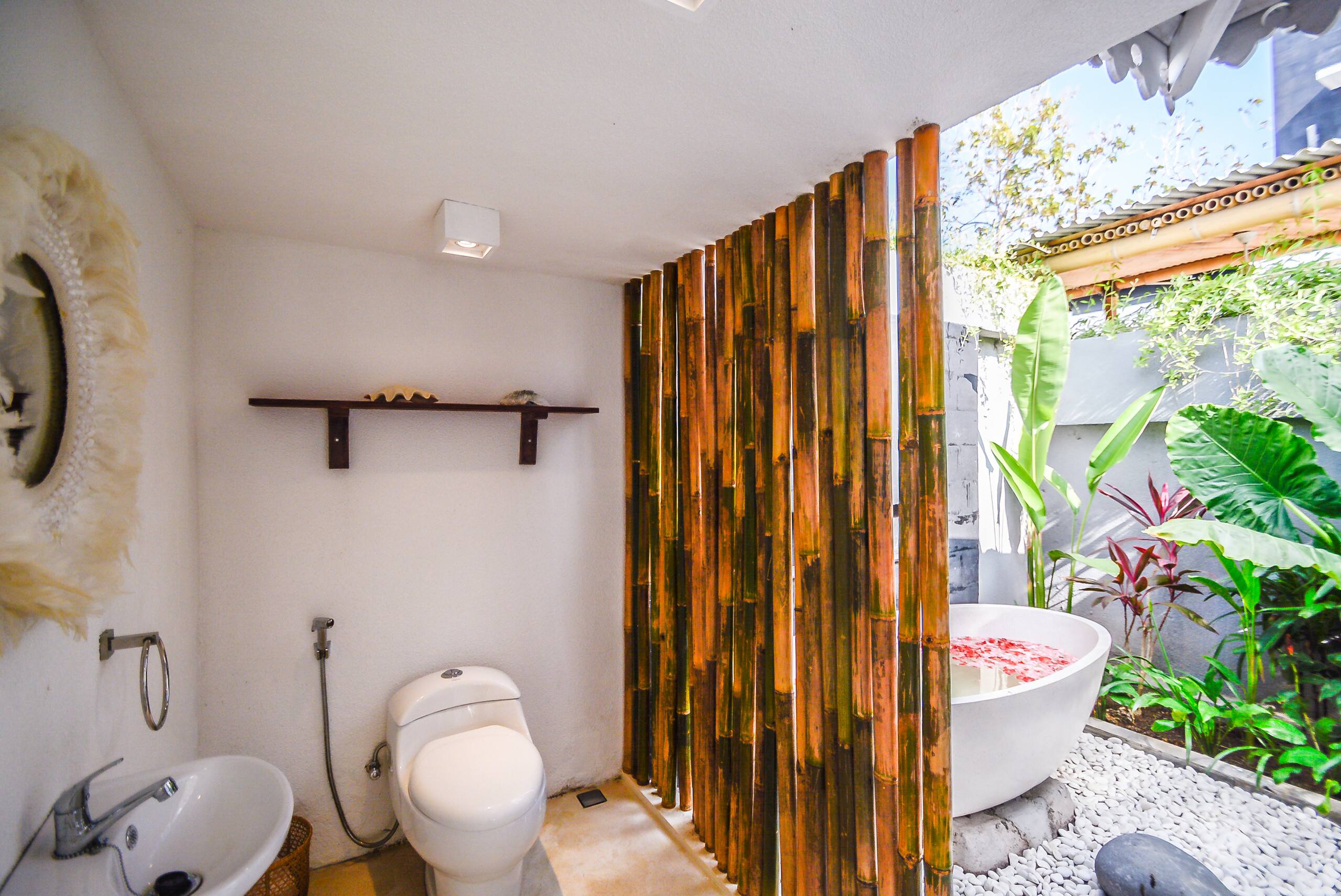 Mahi Mahi Suite 2: Romantic Joglo + Lagoon Pool 10