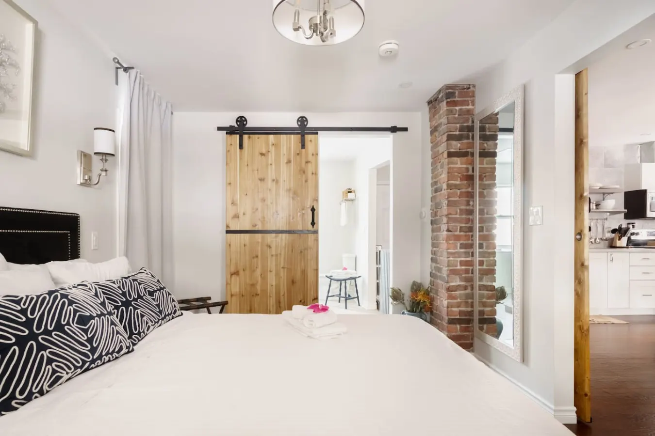 Wood-Rich Niagara Loft close to Queen Street — photo 2