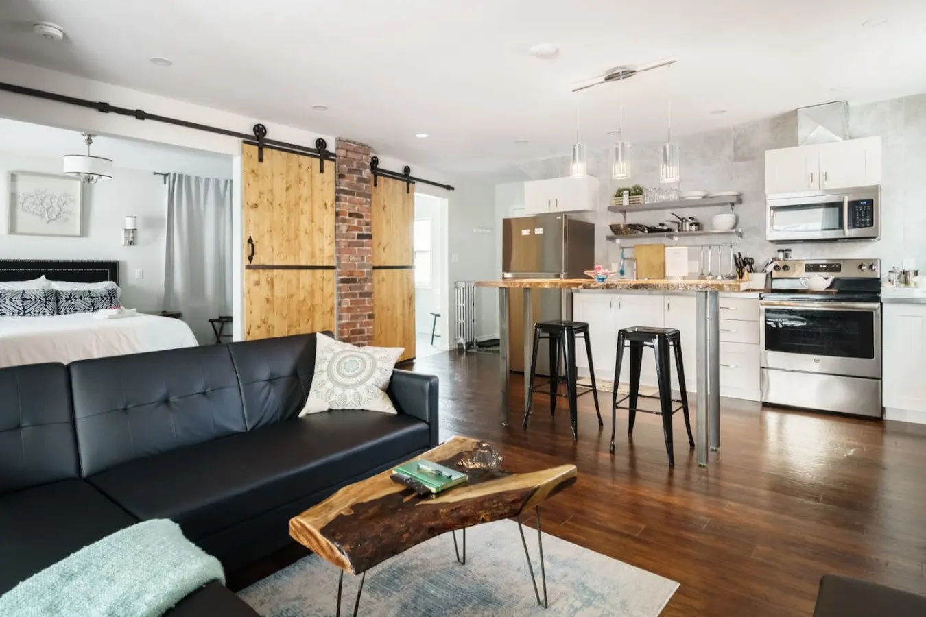 Wood-Rich Niagara Loft close to Queen Street 11