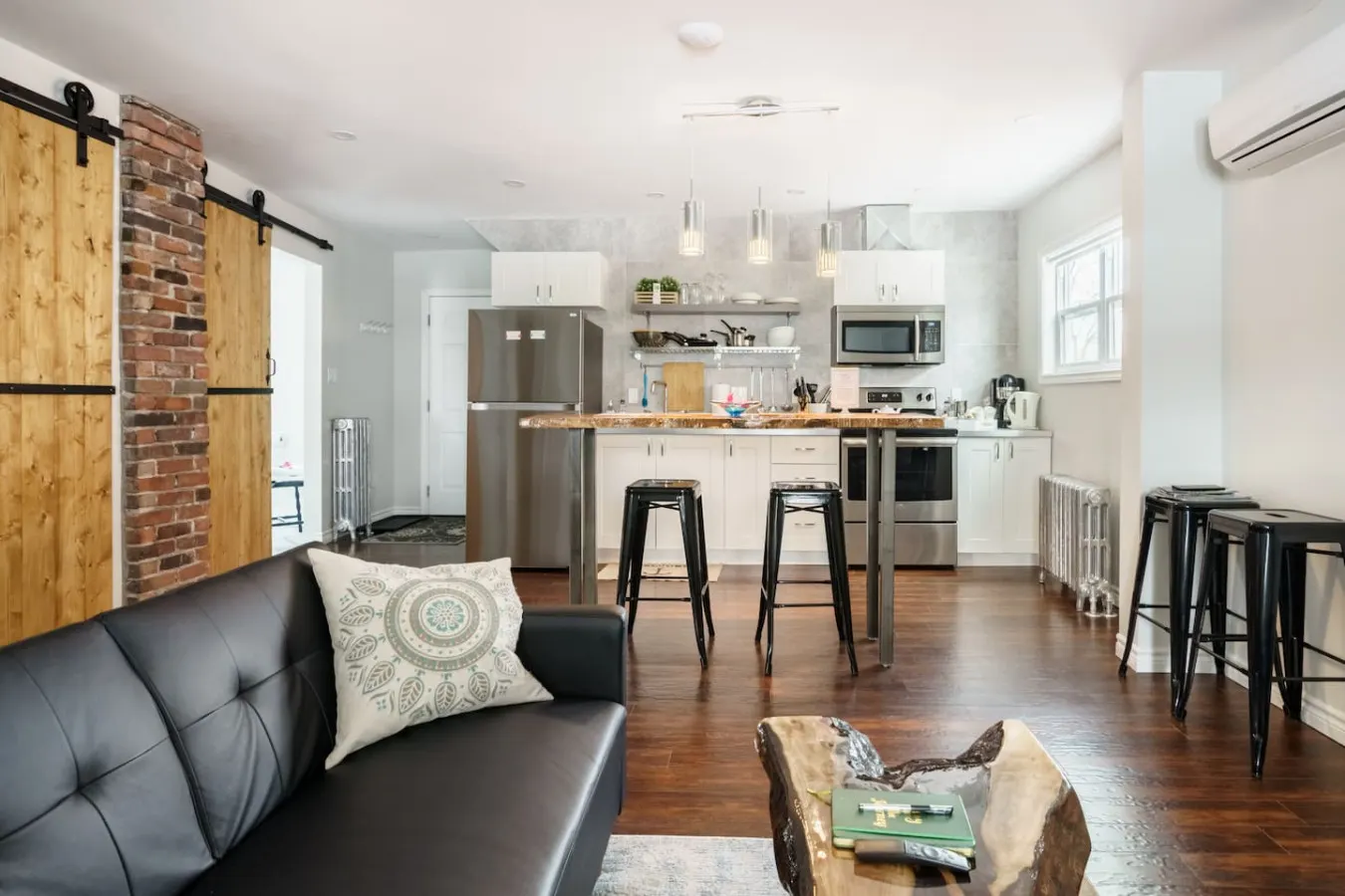 Wood-Rich Niagara Loft close to Queen Street 15
