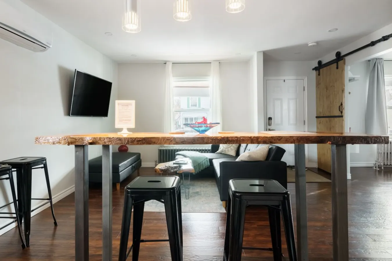 Wood-Rich Niagara Loft close to Queen Street 17