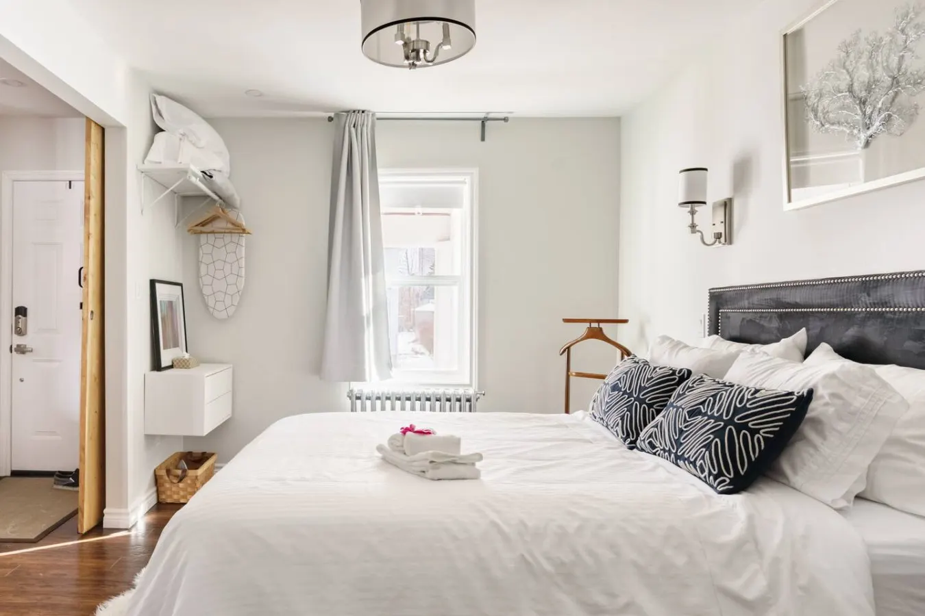 Wood-Rich Niagara Loft close to Queen Street — photo 3