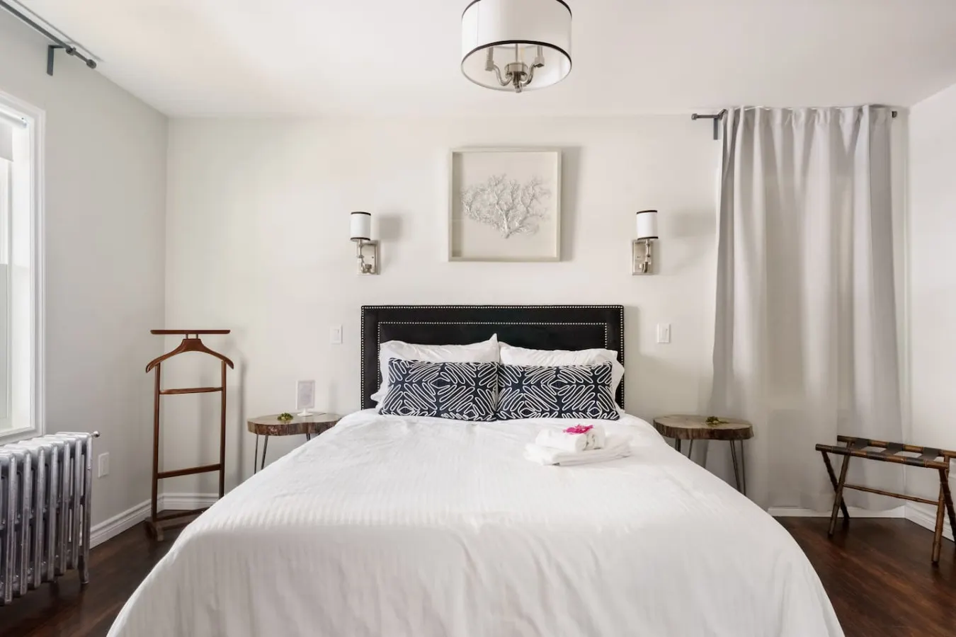 Wood-Rich Niagara Loft close to Queen Street — photo 4