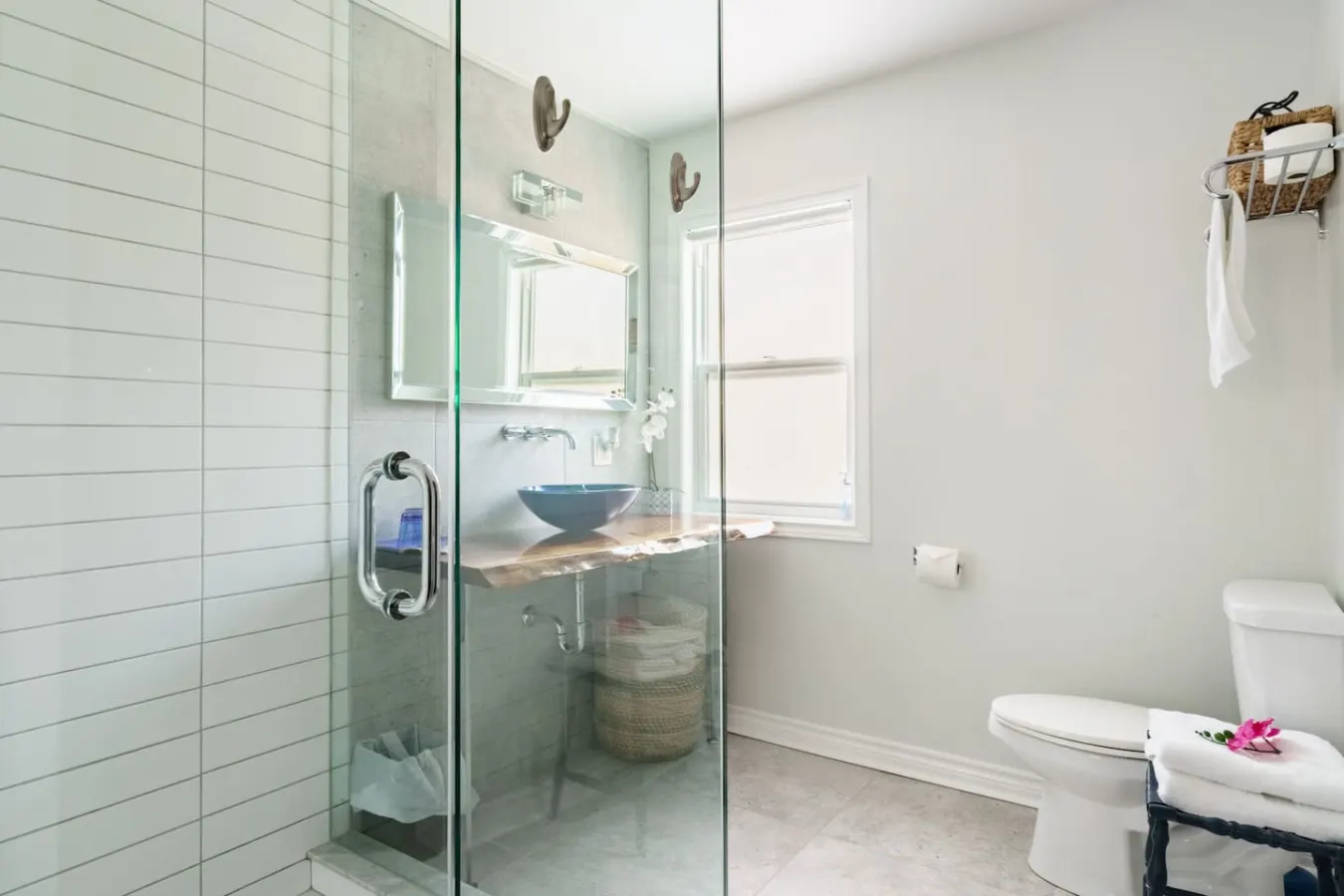 Wood-Rich Niagara Loft close to Queen Street 6