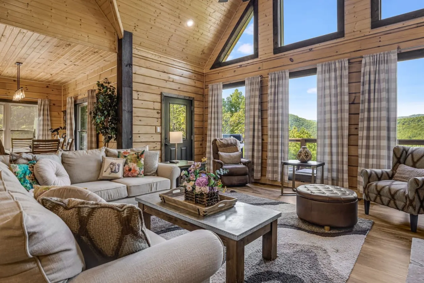 15 Min to Black Mtn | Hot Tub, Views & Game Room — photo 2