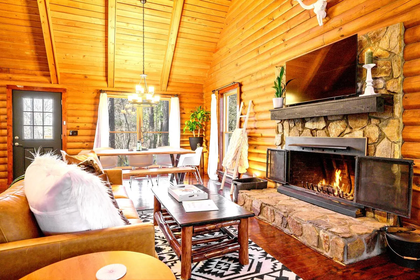 Designer Cabin on Wooded Acre • 10 min to Raleigh