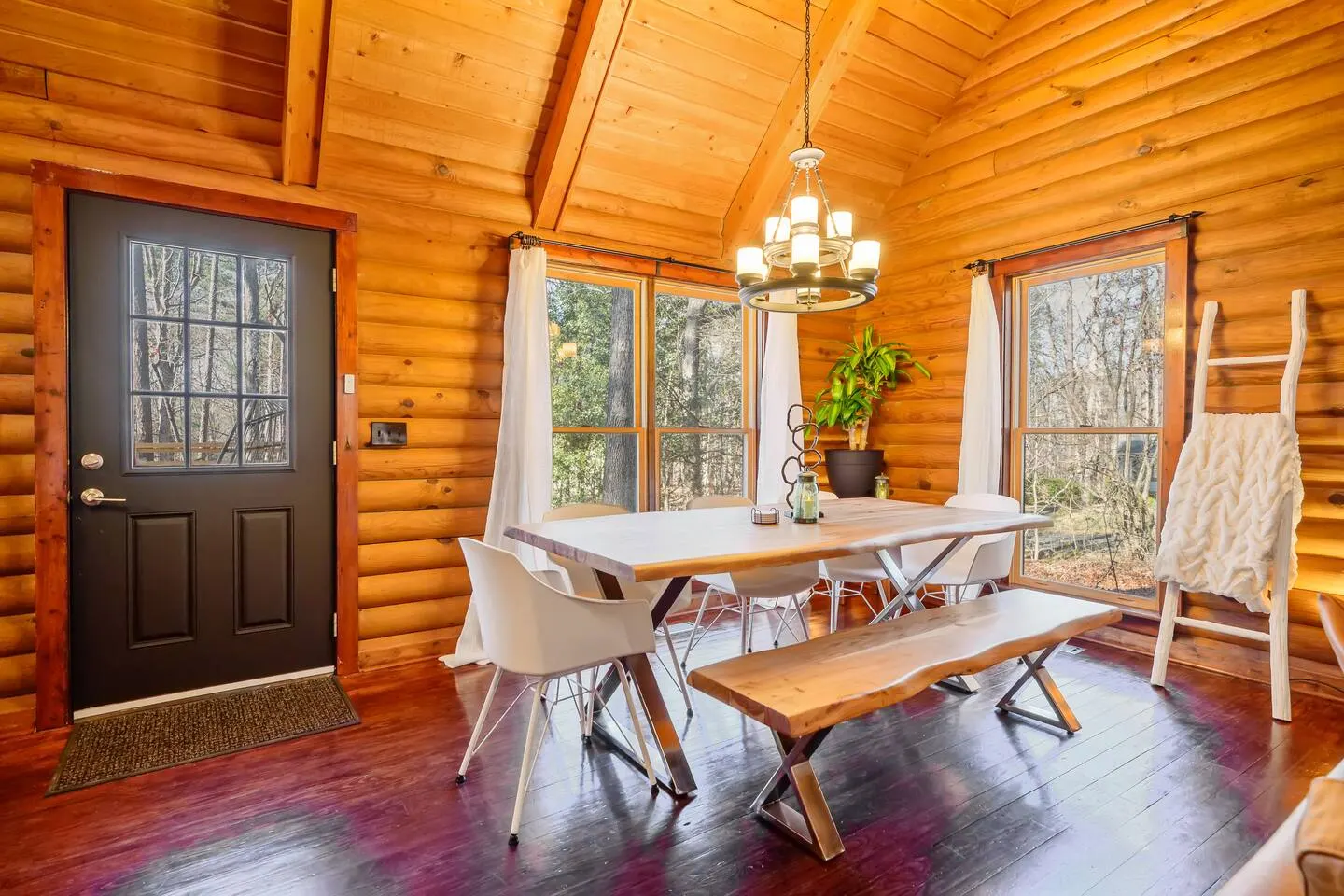 Designer Cabin on Wooded Acre 10 min to Raleigh 11