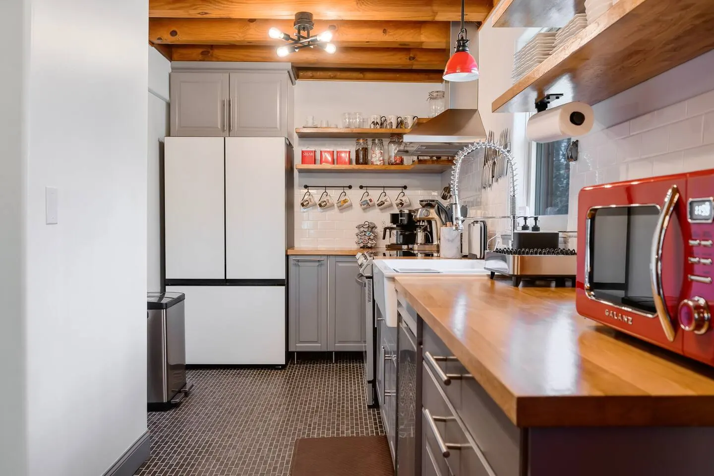 Designer Cabin on Wooded Acre 10 min to Raleigh 17