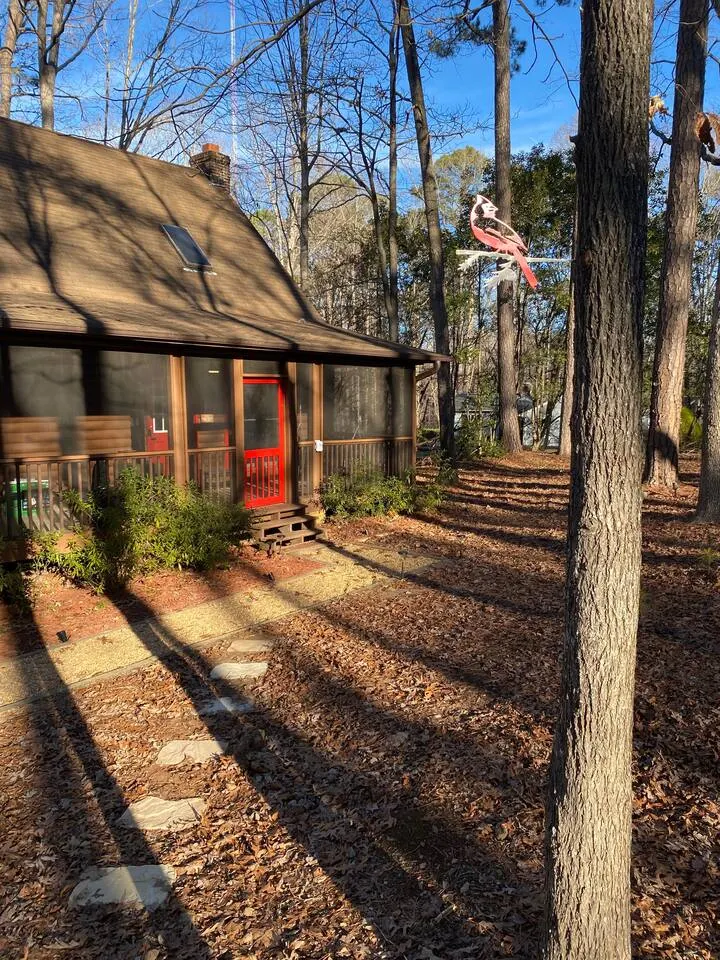 Designer Cabin on Wooded Acre 10 min to Raleigh 8