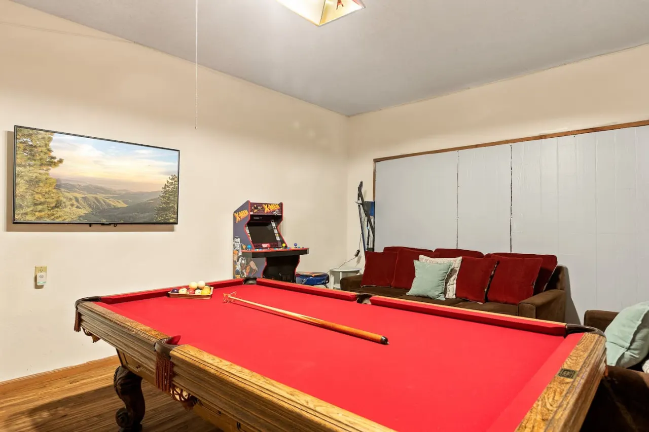 Mountain Getaway, Hot Tub, Games & BBQ 3