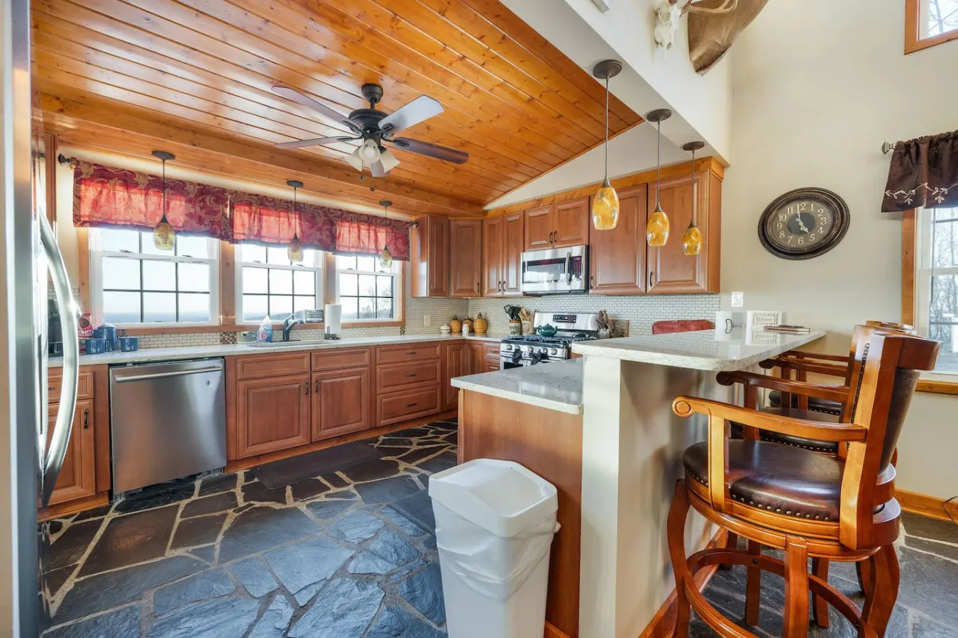 Mountain Retreat: Stunning Views, Fire Pit, Peace 9