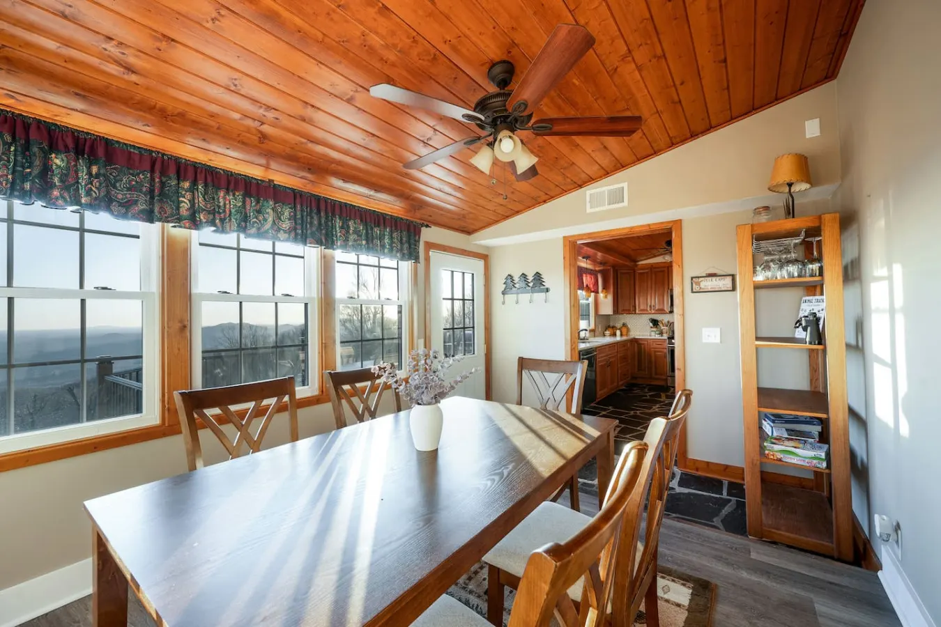 Mountain Retreat: Stunning Views, Fire Pit, Peace 11