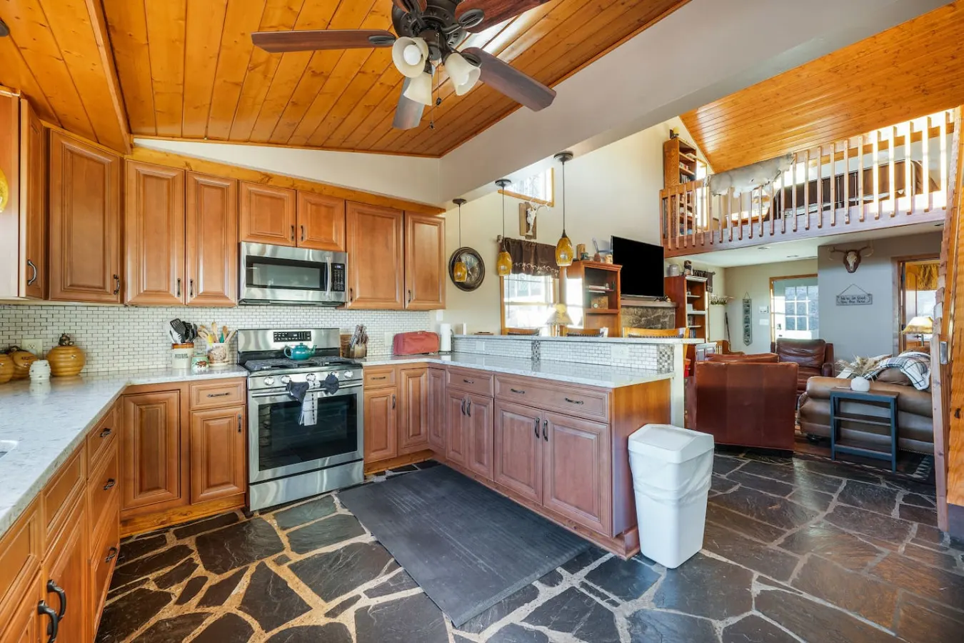 Mountain Retreat: Stunning Views, Fire Pit, Peace 7