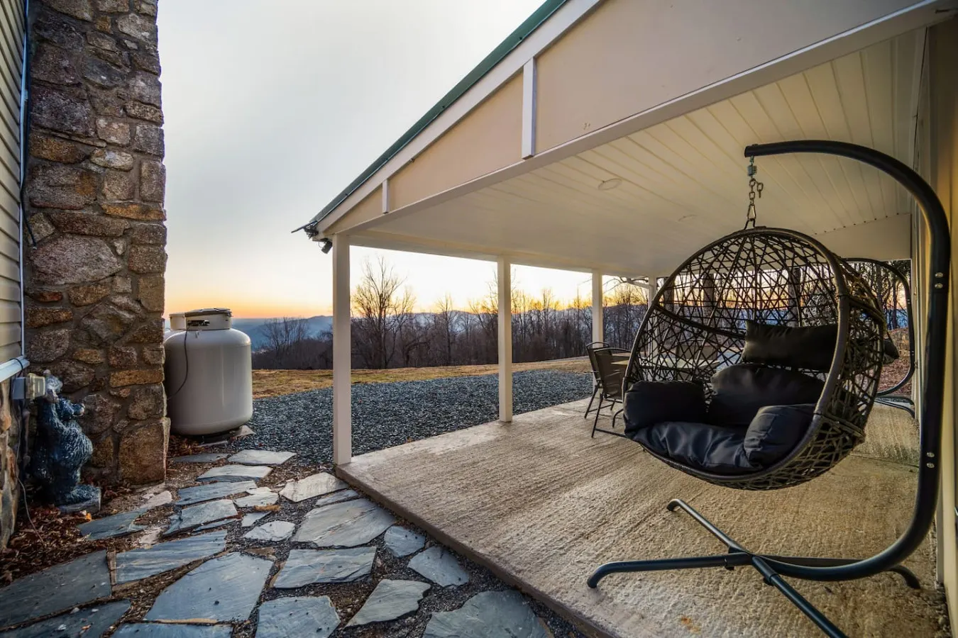 Mountain Retreat: Stunning Views, Fire Pit, Peace 8
