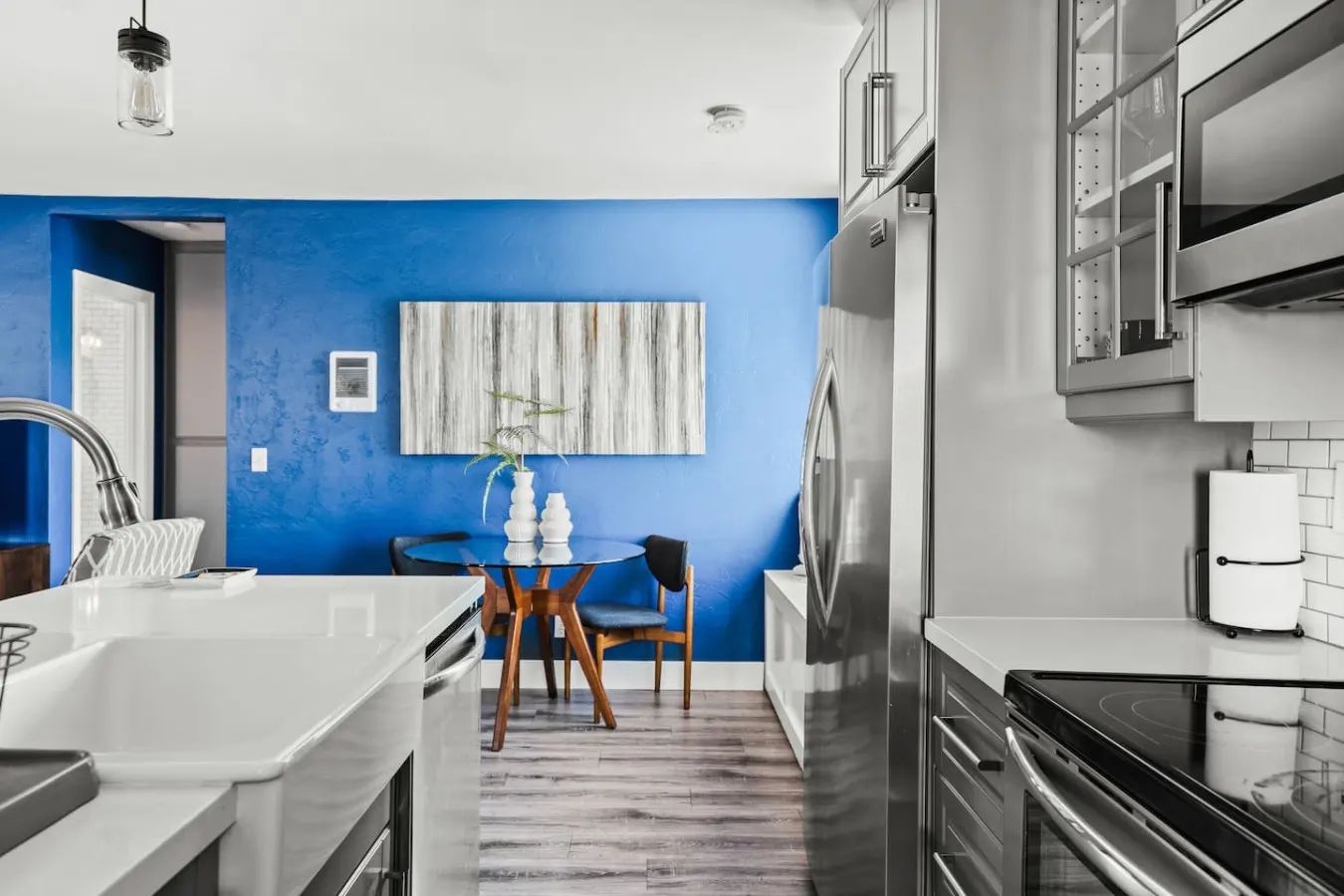 Porchlight Home - Cozy Upstairs 1B - Free Parking 16