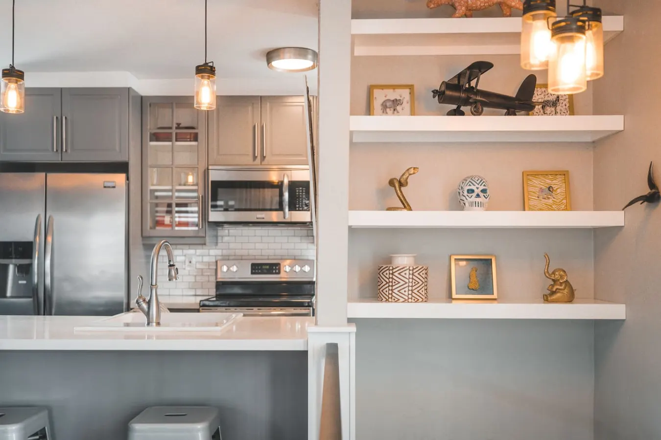 Porchlight Home - Cozy Upstairs 1B - Free Parking — photo 4