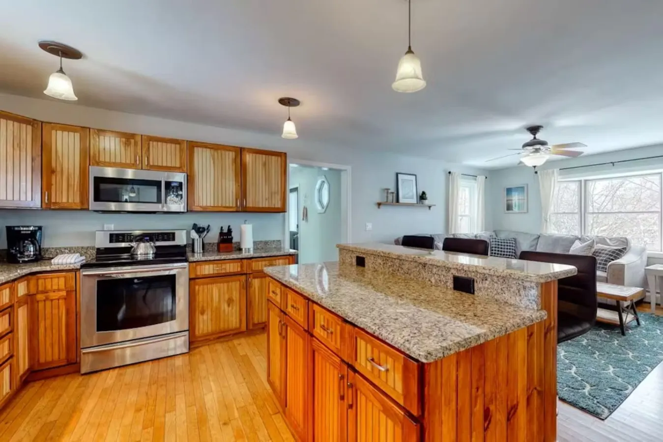 Cozy Retreat 7-Person Hot Tub Near Town & Lake 16