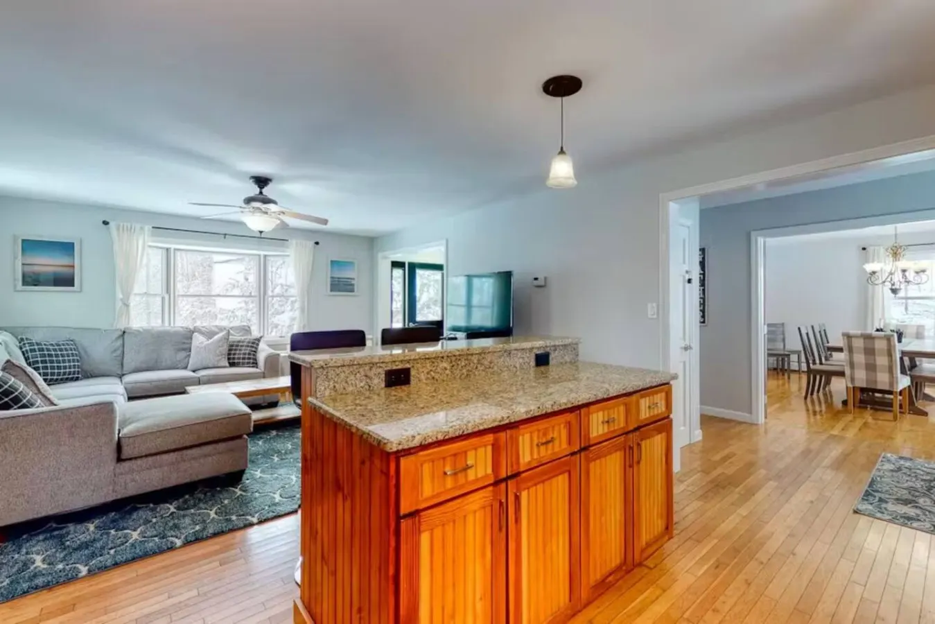 Cozy Retreat 7-Person Hot Tub Near Town & Lake 18