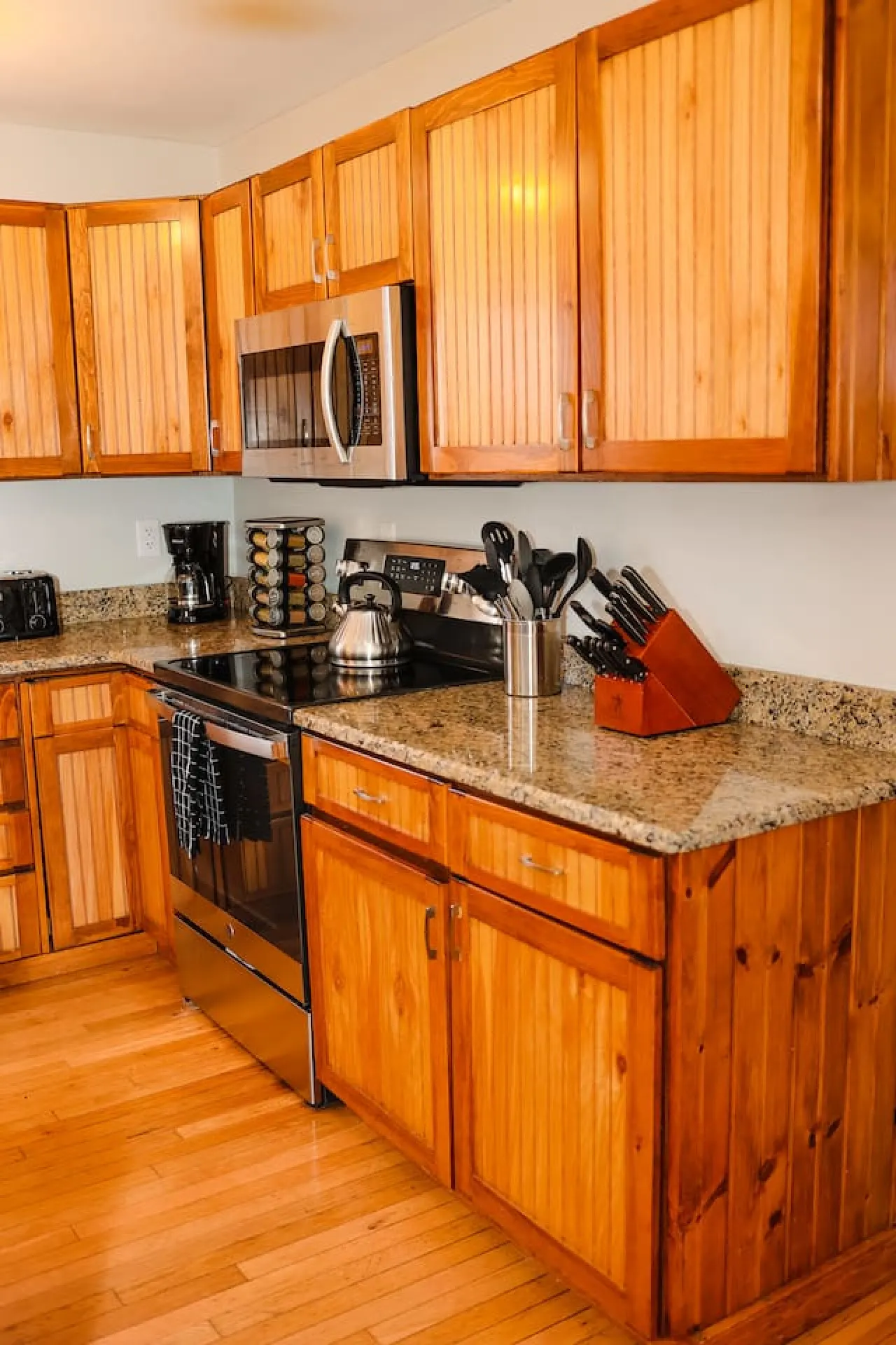Cozy Retreat 7-Person Hot Tub Near Town & Lake 19