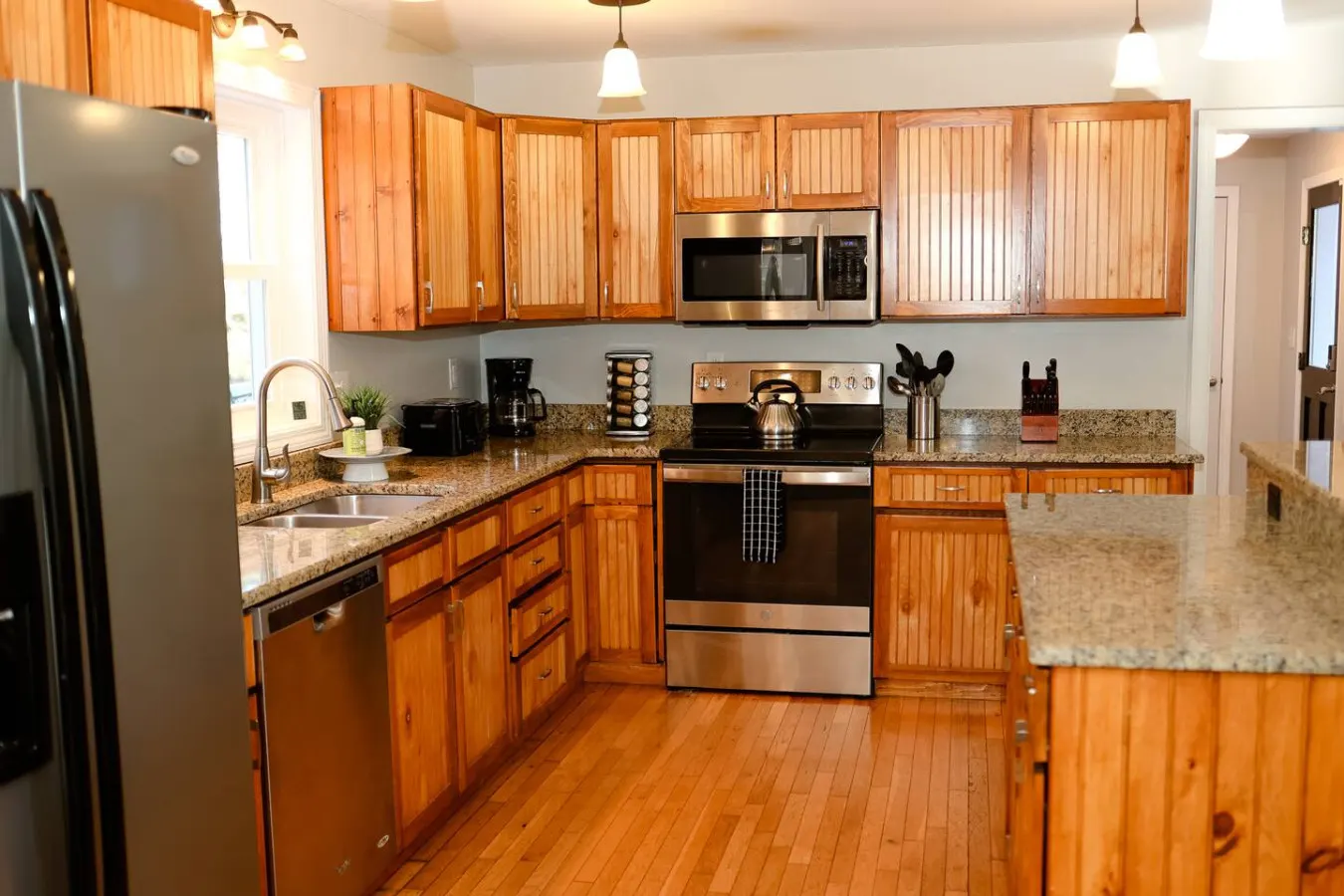 Cozy Retreat 7-Person Hot Tub Near Town & Lake 7