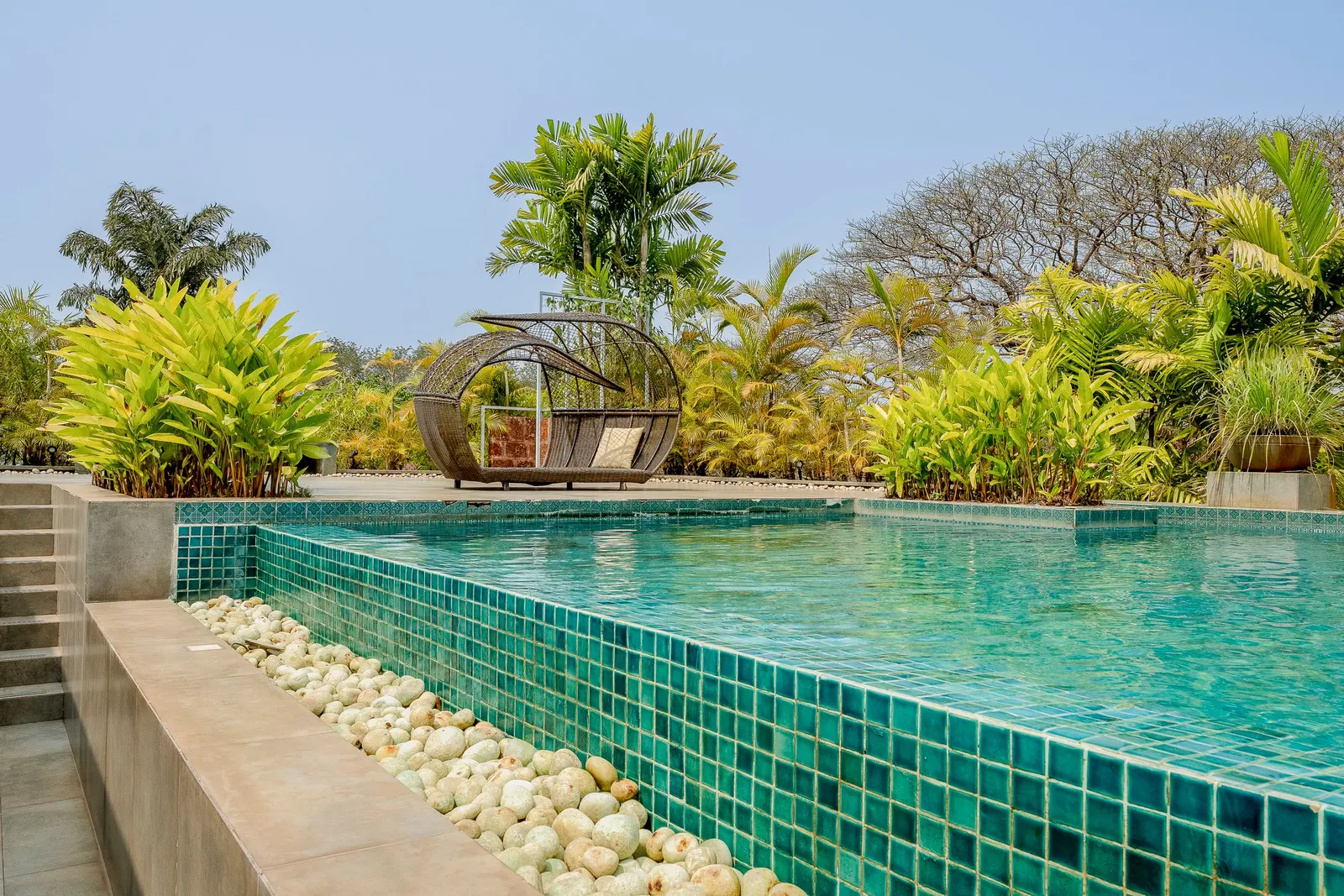 Lush 2BHK Pool Reis Magos 8