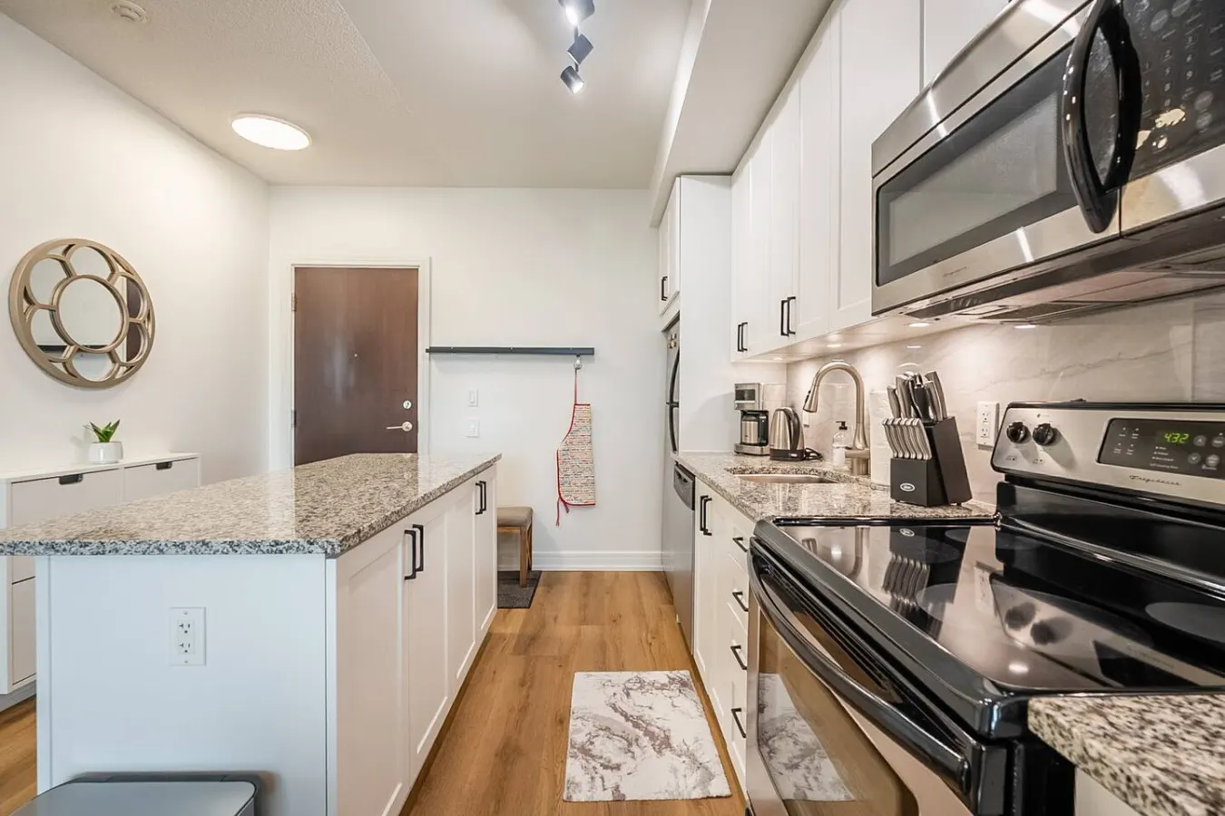 Stylish 1BR Condo Sleeps 4 Stunning City Views 19