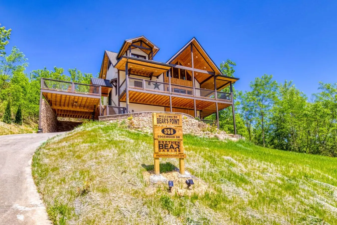 Brand New Cabin w/ Mountain Views & Karaoke 2