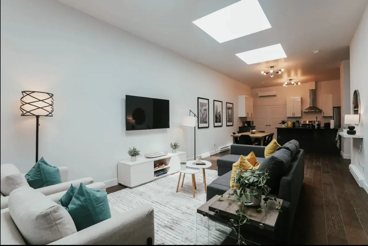 New Stylish and bright 2bdr near St-Hubert Plaza - Unit 202