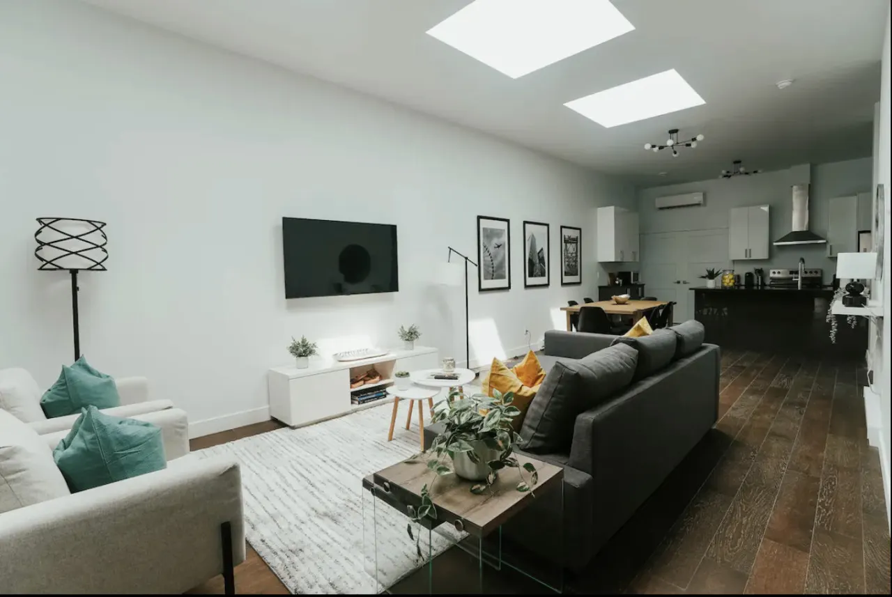 New Stylish and bright 2bdr near St-Hubert Plaza - Unit 202 2